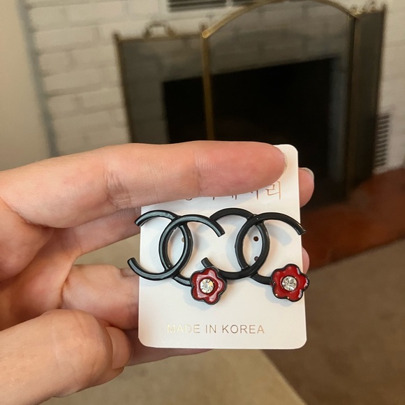 Cc fashion earrings with flower design - Picture 2 of 3